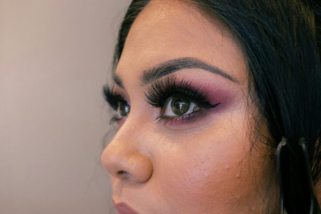 ein Mann mit schwarzem Make-up